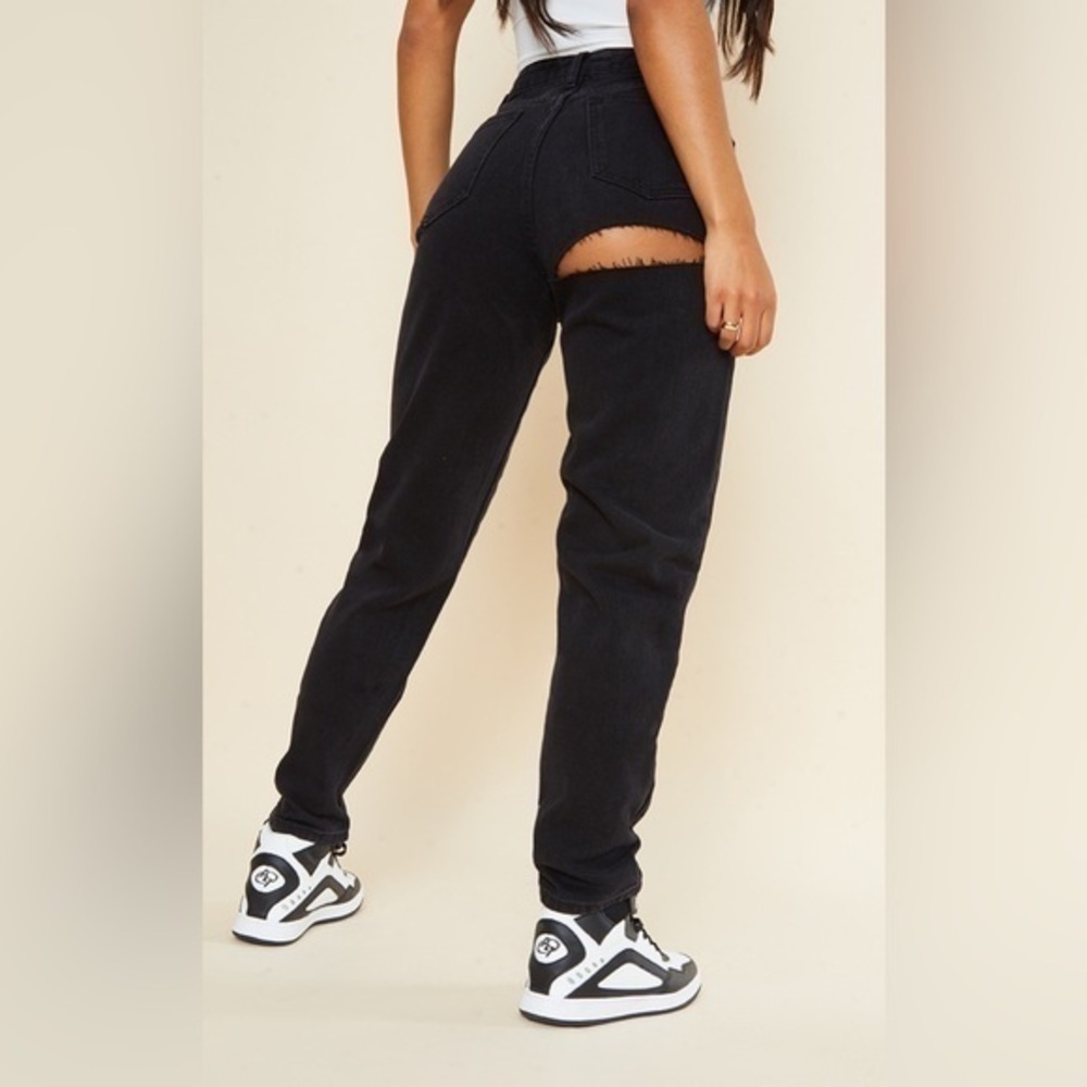 NWT PRETTYLITTLETHING WASHED BLACK BUM RIP MOM JEANS women’s size 2 26